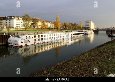 Navi da crociera nel porto di Colonia deutz su una soleggiata giornata autunnale Foto Stock