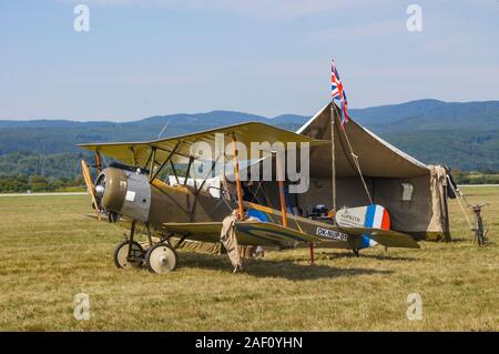 British Sopwith 1 1/2 Strutter piano dalla tenda militare.. SIAF Airhow, Sliac, Slovacchia 2017 Foto Stock