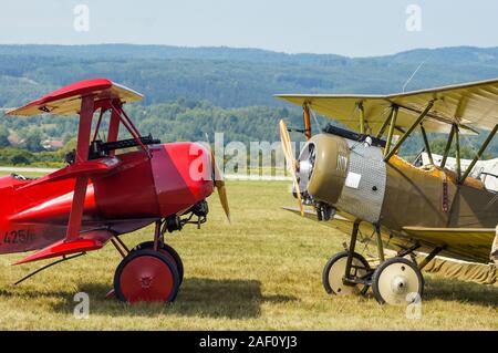 Il tedesco Fokker Dr.I (Red Baron) e British Sopwith 1 1/2 Strutter "faccia a faccia". SIAF Airhow, Sliac, Slovacchia 2017 Foto Stock