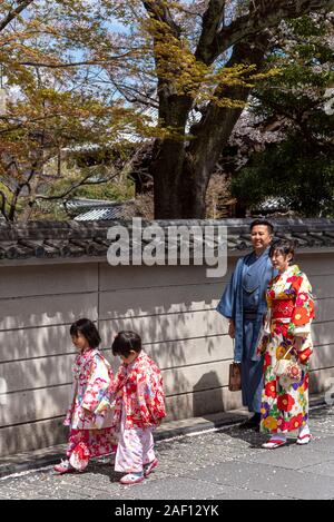Aprile, 11. 2019: famiglia giapponese in abito tradizionale. Kyoyo, Giappone Foto Stock