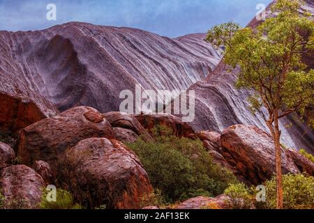 Uluru (Ayres Rock) sotto la pioggia dopo un lungo periodo di siccità. Uluru, Territorio del Nord, l'Australia Foto Stock