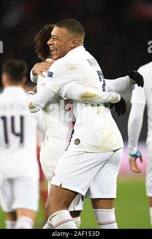 Parigi, Francia. Undicesimo Dec, 2019. Kylian Mbappe (R) di PSG celebra il suo obiettivo con il compagno di squadra Neymar durante un gruppo una partita del 2019-2020 UEFA Champions League tra Parigi Saint-Germain (PSG) e il Galatasaray a Parigi, Francia, Dic 11, 2019. Credito: Jie Ke¤chen/Xinhua/Alamy Live News Foto Stock