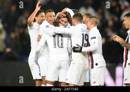 Parigi, Francia. Undicesimo Dec, 2019. I giocatori di PSG celebrare la loro vittoria alla fine di un gruppo di una partita del 2019-2020 UEFA Champions League tra Parigi Saint-Germain (PSG) e il Galatasaray a Parigi, Francia, Dic 11, 2019. Credito: Jie Ke¤chen/Xinhua/Alamy Live News Foto Stock