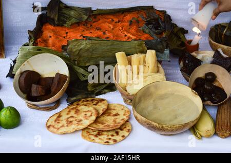 Giorno tradizionale dei morti altare in Merida, Yucatan. L'offerta include Pib Massimo Mauro, dessert di frutta, ecc. Foto Stock