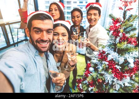 Lavoro di persone autoritratto di razza mista amici celebrare per buon Natale e Felice Anno Nuovo partito 2020 lavorando in ufficio. Multirazziale divers Foto Stock