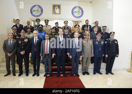 Tunisi, Tunisia. Undicesimo Dec, 2019. In Tunisia Il Primo Ministro Youssef Chahed (C, anteriore) pone per le foto con gli ospiti che frequentano la 43a Conferenza araba di forze di polizia e di sicurezza leader di Tunisi, Tunisia, Dic 11, 2019. La 43a Conferenza araba di forze di polizia e di sicurezza leader ha dato dei calci a fuori a Tunisi il mercoledì per discutere dei mezzi per rafforzare pan-araba La cooperazione nel campo della sicurezza. Credito: Adele Ezzine/Xinhua/Alamy Live News Foto Stock