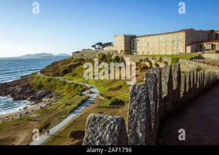 Baiona, Pontevedra, Galizia, Spagna : Parador de Turismo del Conde de Gondomar entro il XII - XVI secolo Montereal delle mura del castello. Foto Stock