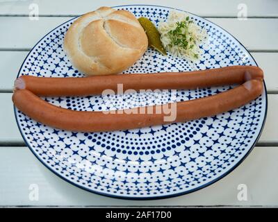 Due insaccati su una piastra ad una stazione jausen ristorante nei giardini del Palazzo di Schonbrunn, Vienna, durante la stagione estiva Foto Stock