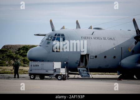 (191212) -- Santiago, il 12 dic. 2019 (Xinhua) -- Un aeromobile si prepara a condurre la ricerca e l'operazione di soccorso del cileno Air Force piano che era scomparso su lunedì al di sopra dell'Antartide, all'Chabunco air base in Cile, Dic 11, 2019. Alcuni 640 persone stanno prendendo parte alla ricerca e l'operazione di soccorso, nonché 21 aeromobili, 10 navi e quattro satelliti da diversi paesi. (Agencia Onu via Xinhua) Foto Stock