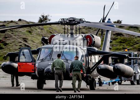 (191212) -- Santiago, il 12 dic. 2019 (Xinhua) -- Un aeromobile si prepara a condurre la ricerca e l'operazione di soccorso del cileno Air Force piano che era scomparso su lunedì al di sopra dell'Antartide, all'Chabunco air base in Cile, Dic 11, 2019. Alcuni 640 persone stanno prendendo parte alla ricerca e l'operazione di soccorso, nonché 21 aeromobili, 10 navi e quattro satelliti da diversi paesi. (Agencia Onu via Xinhua) Foto Stock