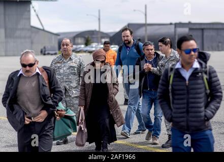 (191212) -- Santiago, il 12 dic. 2019 (Xinhua) -- i parenti di persone a bordo dell aeromobile mancanti arrivano al Chabunco air base in Cile, Dic 11, 2019. Il cileno Air Force ha riferito che ha perso la traccia di un piano con 38 persone a bordo. Il velivolo è stato en route da sud la città di Punta Arenas in Antartide con 17 membri di equipaggio e 21 passeggeri a bordo, è detto. (Agencia Onu via Xinhua) Foto Stock