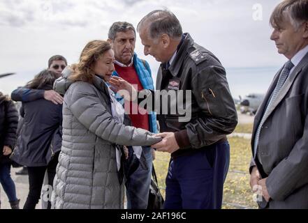 (191212) -- Santiago, il 12 dic. 2019 (Xinhua) -- i parenti di persone a bordo dell aeromobile mancanti arrivano al Chabunco air base in Cile, Dic 11, 2019. Il cileno Air Force ha riferito che ha perso la traccia di un piano con 38 persone a bordo. Il velivolo è stato en route da sud la città di Punta Arenas in Antartide con 17 membri di equipaggio e 21 passeggeri a bordo, è detto. (Agencia Onu via Xinhua) Foto Stock