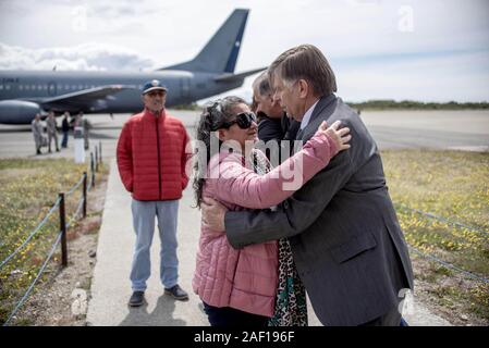 (191212) -- Santiago, il 12 dic. 2019 (Xinhua) -- i parenti di persone a bordo dell aeromobile mancanti arrivano al Chabunco air base in Cile, Dic 11, 2019. Il cileno Air Force ha riferito che ha perso la traccia di un piano con 38 persone a bordo. Il velivolo è stato en route da sud la città di Punta Arenas in Antartide con 17 membri di equipaggio e 21 passeggeri a bordo, è detto. (Agencia Onu via Xinhua) Foto Stock