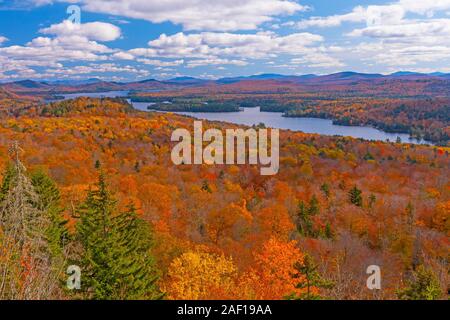 I colori dell'autunno in Adirondacks da Bald Mountain New Old Forge New York Foto Stock
