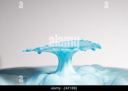 Alta risoluzione megapixel di alta immagine di una goccia di acqua splash con il blu e azzurro del bambino, che rappresentano i temi del cambiamento, impatto, sesso, ragazzo Foto Stock