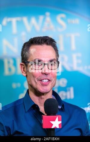 New York, Stati Uniti d'America, 11 dicembre 2019. James Hadley, regista e scrittore di spettacolo 'Twas la notte prima... parla ai giornalisti presso il Teatro di Hulu in Madison Square, precedendo il premier del Cirque du Soleil il primo film di natale. Credito: Enrique Shore/Alamy Live News Foto Stock