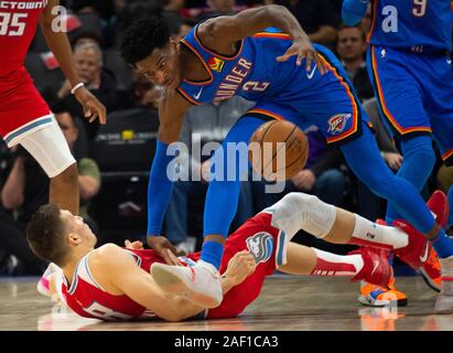 Sacramento, CA, Stati Uniti d'America. Undicesimo Dec, 2019. Sacramento Kings guard Bogdan Bogdanovic (8) falli Oklahoma City Thunder guard Shai Gilgeous-Alexander (2) durante una partita a Golden 1 Centro Mercoledì, Dicembre 11, 2019 a Sacramento. Credito: Paolo Kitagaki Jr./ZUMA filo/Alamy Live News Foto Stock