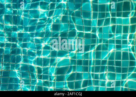 Vista Piscina e caustica sfondo ripple Foto Stock