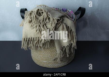 Accessori per il bagno sul muro grigio sfondo Foto Stock