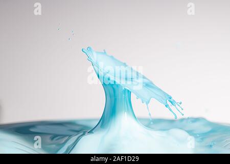 Alta risoluzione megapixel di alta immagine di una goccia di acqua splash con il blu e azzurro del bambino, che rappresentano i temi del cambiamento, impatto, sesso, ragazzo Foto Stock