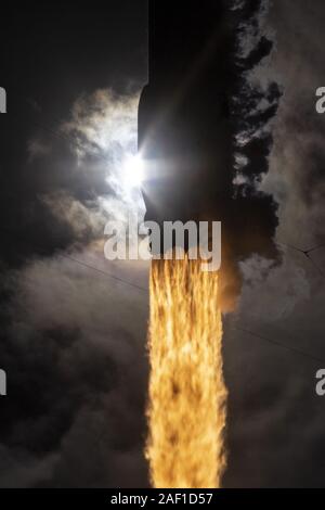 Cape Canaveral, Stati Uniti. 12 Dic, 2019. Il 11 novembre 2019, SpaceX ha lanciato 60 satelliti Starlink from Space Launch Complex 40 (SLC-40) alla Cape Canaveral Air Force Station, Florida. Falcon 9's primo stadio sostenuto l'iridio-7, SAOCOM-1A, e Nusantara Satu missioni e la carenatura è stata precedentemente volato su Falcon della pesante Arabsat-6una missione all'inizio di quest'anno. A seguito di separazione di stadio, sbarcati SpaceX Falcon 9's prima tappa sul 'Naturalmente io ti amo ancora' droneship, che era di stanza nell'Oceano Atlantico. Foto di SpaceX/UPI Credito: UPI/Alamy Live News Foto Stock