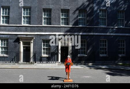 Londra, Regno Unito. 12 Dic, 2019. Il Primo Ministro inglese Theresa Maggio offerte alle sue dimissioni al di fuori n. 10 di Downing Street dopo mesi di continui abusi del suo partito per aver omesso di fornire Brexit a Londra, il 24 maggio 2019. Foto di Hugo Philpott/UPI Credito: UPI/Alamy Live News Foto Stock