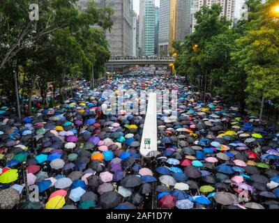 Hong Kong, Cina. 12 Dic, 2019. Una folla enorme di manifestanti sotto gli ombrelloni lasciare un anti-rally del governo di Hong Kong di Victoria Park il 18 agosto 2019. Organizzatori stima di 1,7 milioni di persone si è rivelato per la dimostrazione. Foto di Thomas Maresca/UPI Credito: UPI/Alamy Live News Foto Stock