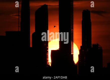 Il Flushing Meadow, Stati Uniti. 12 Dic, 2019. Il sole tramonta dietro lo skyline di Manhattan dalla cima di Arthur Ashe Stadium al 2019 US Open Tennis campionati a USTA Billie Jean King National Tennis Center martedì 3 settembre 2019 a New York City. Foto di Giovanni Angelillo/UPI5 Credito: UPI/Alamy Live News Foto Stock