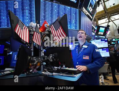 New York, Stati Uniti. 12 Dic, 2019. Gli operatori lavorano sul pavimento del NYSE in apertura campana al New York Stock Exchange su Wall Street a New York City il Venerdì, 16 agosto 2019. Il Dow Jones Industrial Average ha iniziato la giornata fino oltre 100 punti, di riprendere un rimbalzo da un grande sell-off all'inizio di questa settimana. Foto di Giovanni Angelillo/UPI Credito: UPI/Alamy Live News Foto Stock