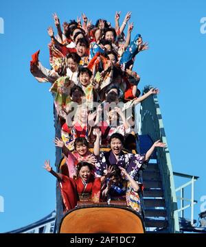 Tokyo, Giappone. 12 Dic, 2019. Un 20-anno-vecchio partecipante cavalca un roller coaster dopo la venuta del giorno di età cerimonia presso un parco di divertimenti "Toshimaen' a Tokyo in Giappone, il 14 gennaio 2019. Foto di Keizo Mori/UPI Credito: UPI/Alamy Live News Foto Stock