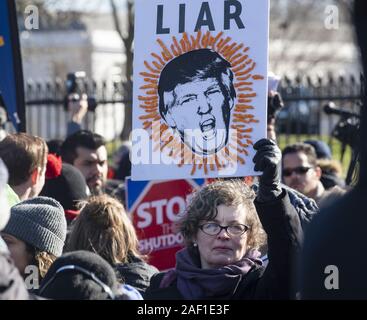 Washington, Stati Uniti. 12 Dic, 2019. Membri e sostenitori dell'AFL-CIO la manodopera europea protesta contro il presidente Donald Trump e la parziale del governo federale shutdown davanti alla Casa Bianca a Washington DC, il 10 gennaio 2019. Il congresso e il Presidente Trump rimangono a un bilancio in fase di stallo. Foto di Pat Benic/UPI Credito: UPI/Alamy Live News Foto Stock