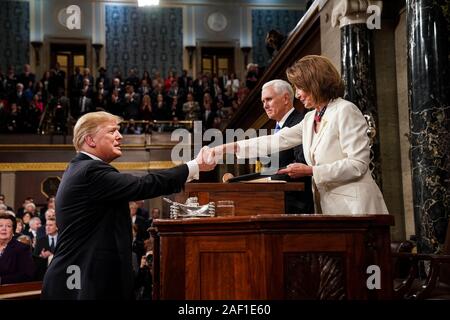 Washington, Stati Uniti. 12 Dic, 2019. Presidente Donald Trump scuote le mani con il Presidente della Camera Nancy Pelosi come egli arriva a consegnare il suo stato dell Unione Indirizzo presso il Campidoglio di Washington, DC, il 5 febbraio 2019. Foto di Doug Mills/UPI Credito: UPI/Alamy Live News Foto Stock