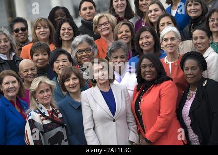 Washington, Stati Uniti. 12 Dic, 2019. Presidente della Camera Nancy Pelosi, D-CA, è visto a fianco della femmina i deputati democratici del congresso durante un ritratto ufficiale nella parte anteriore di U.S. Capitol il 4 gennaio 2019, a Washington, DC il 116Congresso ha il più grande numero di elementi femmina sempre con 89. Foto di Kevin Dietsch/UPI Credito: UPI/Alamy Live News Foto Stock