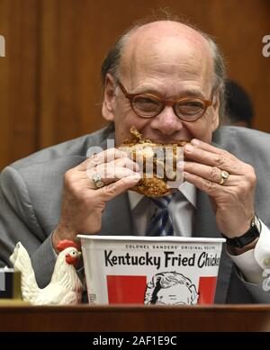 Washington, Stati Uniti. 12 Dic, 2019. Repubblica democratica Steve Cohen del Tennessee morde un secchio di pollo in una casa Comitato Giudiziario udito, dove il Attorney General William P. Barr ha rifiutato di apparire sul Campidoglio il 2 maggio 2019, a Washington, DC Barr citato il set formato dal comitato, in cui il personale gli avvocati sarebbero ammessi alla domanda Barr su speciali Counsel Robert S. Mueller nella relazione sulle interferenze russo nel 2016 elezione. Foto di Mike Theiler/UPI Credito: UPI/Alamy Live News Foto Stock