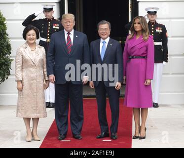 Washington, Stati Uniti. 12 Dic, 2019. Presidente Donald Trump (L) e first lady Melania Trump (R) salutare il Presidente sud coreano Moon Jae-in e sua moglie Kim Jung-sook sul prato Sud della Casa Bianca di Washington il 11 aprile 2019. Presidente Luna e Trump incontrato all Ufficio Ovale per riunioni. Foto di Pat Benic/UPI Credito: UPI/Alamy Live News Foto Stock