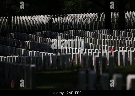 Arlington, Stati Uniti. 12 Dic, 2019. Le tombe sono visto presso il Cimitero Nazionale di Arlington in Arlington, Virginia del Memorial Day, 27 maggio, 2019. Foto di Kevin Dietsch/UPI Credito: UPI/Alamy Live News Foto Stock