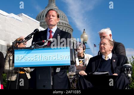 Washington, Stati Uniti. 12 Dic, 2019. Il senatore Richard Blumenthal, D-CN, parla nel corso di una conferenza stampa per discutere di 'safe pistola legislazione storage", in memoria di Ethan canzone, 15, un adolescente del Connecticut che accidentalmente sparato e ucciso nel 2018, sul colle del Campidoglio di Washington il 21 maggio 2019. Foto di Kevin Dietsch/UPI Credito: UPI/Alamy Live News Foto Stock