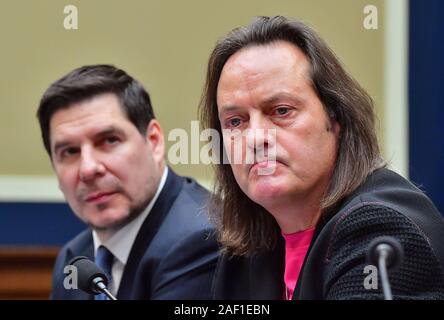 Washington, Stati Uniti. 12 Dic, 2019. T-Mobile CEO John Legere (R) e Sprint Presidente Esecutivo Marcelo Claure testimoniare davanti a una casa energia e commercio audizione del Comitato sulle proposte di T-Mobile e Sprint fusione, a Washington, DC il 13 febbraio 2019. Foto di Kevin Dietsch/UPI Credito: UPI/Alamy Live News Foto Stock