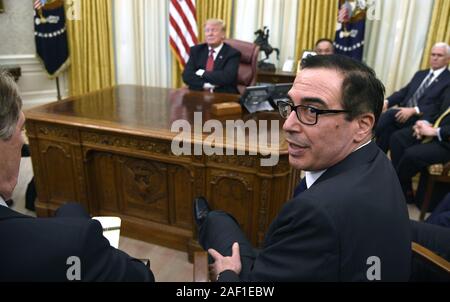 Washington, Stati Uniti. 12 Dic, 2019. Il segretario al Tesoro Steven Mnuchin (R) risponde ad un reporter di domanda a conclusione di una riunione tra il presidente Donald Trump (C) e un commercio cinese delegazione presso la Casa Bianca di Washington, DC, il 31 gennaio 2019. Trump ha fissato la scadenza del 1 marzo per la risoluzione di vari problemi commerciali prima di tariffe sono imposti sulle importazioni cinesi in America. Foto di Mike Theiler/UPI Credito: UPI/Alamy Live News Foto Stock