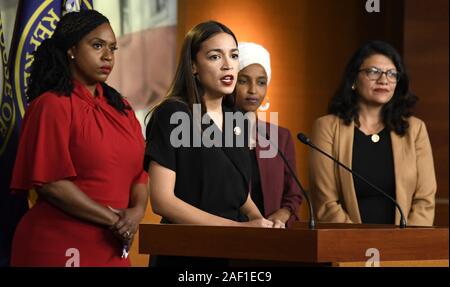 Washington, Stati Uniti. 12 Dic, 2019. Sost. Alessandria Ocasio-Cortez di New York rende commento come (L-R) sost. Ayanna Pressley del Massachusetts, sost. Ilhan Omar del Minnesota e sost. Rashida Tlaib del Michigan, guarda su nel corso di una conferenza stampa a Capitol Hill, 15 luglio 2019, a Washington, DC il congresswomen stavano rispondendo alle osservazioni del presidente Donald Trump su di loro di lasciare il paese. Foto di Mike Theiler/UPI Credito: UPI/Alamy Live News Foto Stock