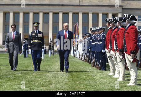 Washington, Stati Uniti. 12 Dic, 2019. Presidente Donald Trump (R) recensioni truppe con il nuovo Segretario della Difesa Mark Esper (L) e Vice Presidente del Comune di capi di Stato Maggiore gen. Paolo Selva, al Pentagono, il 25 luglio 2019, Washington, DC il Dipartimento della difesa è stata senza a tempo pieno un leader in quanto ex Segretario Jim Mattis si dimise nel dicembre 2018. Foto di Mike Theiler/UPI Credito: UPI/Alamy Live News Foto Stock