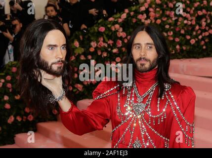 New York, Stati Uniti. 12 Dic, 2019. Jared Leto arriva sul tappeto rosso al Metropolitan Museum of Art Costume del beneficio Istituto "Camp: Note sulla moda' presso il Metropolitan Museum of Art di New York City il 6 maggio 2019. Foto di Giovanni Angelillo/UPI Credito: UPI/Alamy Live News Foto Stock