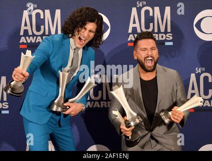 Las Vegas, Stati Uniti. 12 Dic, 2019. Dan Shay, vincitori del premio per il duo dell'anno, appaiono dietro le quinte 54th annuale di Academy of Country Music Awards tenutosi al MGM Grand Garden Arena di Las Vegas, Nevada, il 7 aprile 2019. Foto di Jim Ruymen/UPI Credito: UPI/Alamy Live News Foto Stock