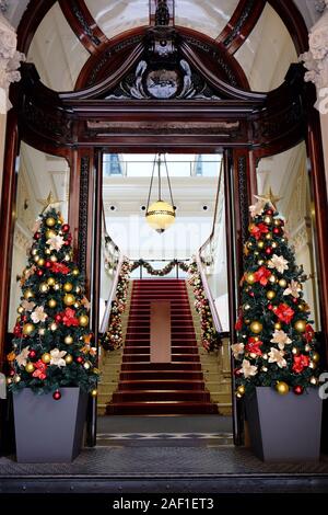 Hall di decorazioni per le vacanze di Natale, splendido edificio storico con strairs Foto Stock