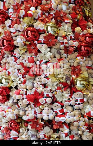 Chritmas pattern, sfondo rosso e golden baubles, orsetti di peluche e fiori Foto Stock