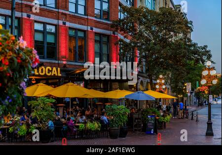 Vancouver, Canada - 09 Luglio 2019: ristorante pittoresco sul popolare Cambie street con cesti floreali pendenti nel cuore del patrimonio Gastown district Foto Stock