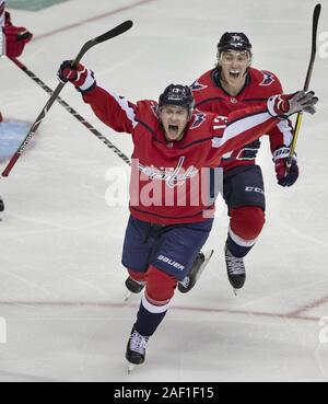 Washington, Stati Uniti. 12 Dic, 2019. Washington capitelli giocatori festeggiare dopo Washington capitelli defenceman Brooks Orpik (44) ha segnato il gioco-gol vincente contro Carolina Hurricanes goaltender Petr Mrazek durante le ore di lavoro straordinario periodo al capitale una arena di Washington il 13 aprile 2019. Capitali di Washington portano il meglio della serie 7 con una vittoria. Foto di Alex Edelman/UPI Credito: UPI/Alamy Live News Foto Stock