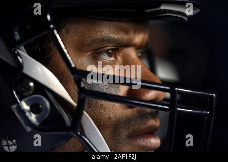 Philadelphia, Stati Uniti. 12 Dic, 2019. Seattle Seahawks quarterback Russell Wilson (3) passeggiate fuori dal tunnel prima di una partita contro i Philadelphia Eagles al Lincoln Financial Field di Filadelfia il 24 novembre 2019. Foto di Derik Hamilton/UPI Credito: UPI/Alamy Live News Foto Stock