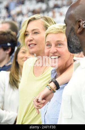 Arlington, Stati Uniti. 12 Dic, 2019. Ellen DeGeneres e Portia de Rossi guarda dai margini come Dallas Cowboys e Green Bay Packers prepararsi a giocare il loro gioco di NFL di AT&T Stadium di Arlington, Texas, domenica 6 ottobre 2019. Foto di Ian Halperin/UPI Credito: UPI/Alamy Live News Foto Stock