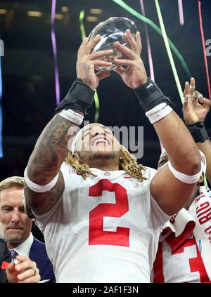 Indianapolis, Stati Uniti. 12 Dic, 2019. Ohio State Buckeyes' Chase giovani (2) contiene un massimo di dieci grandi Campionato trofeo dopo aver sconfitto il Wisconsin Badgers Sabato, 7 dicembre 2019, a Indianapolis, Indiana. Foto di Aaron Josefczyk/UPI Credito: UPI/Alamy Live News Foto Stock